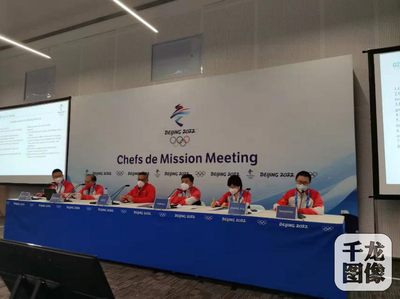 沈洲榕為代表團團長大會擔任翻譯。 北京第二外國語學院供圖